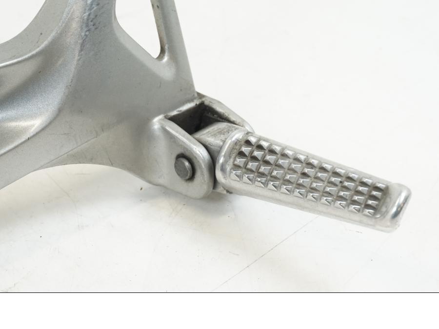 Vänster sida på Fotpinne från en Honda VFR 800 -2003 motorcykel.