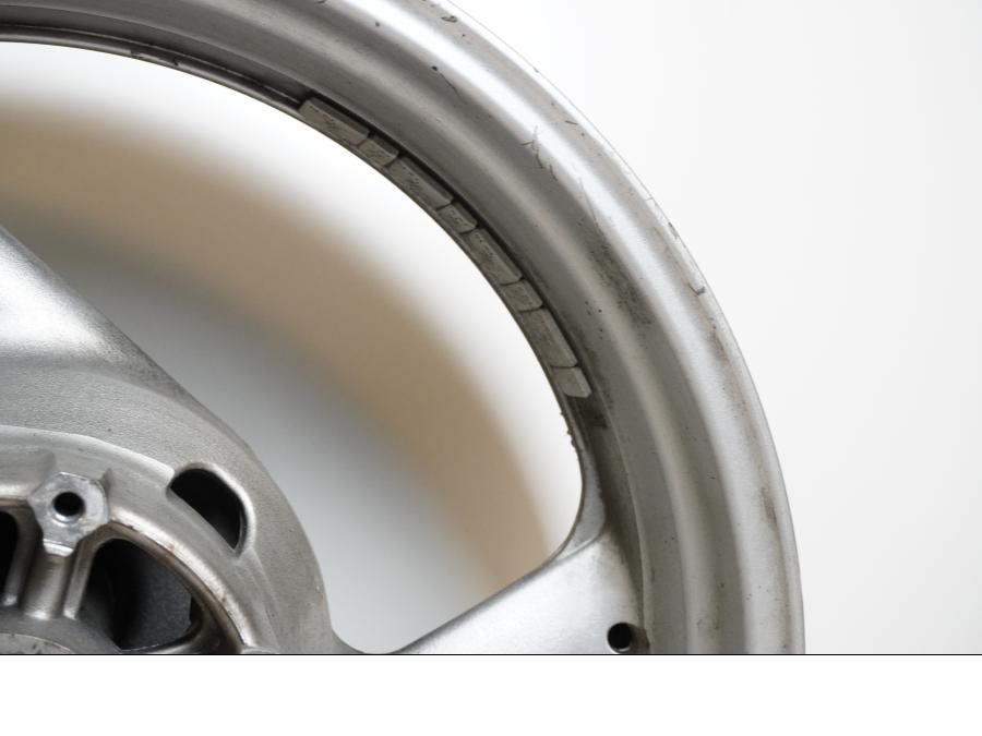 Vänster sida på Fälg från en Yamaha YZF 1000 R -1999 motorcykel.