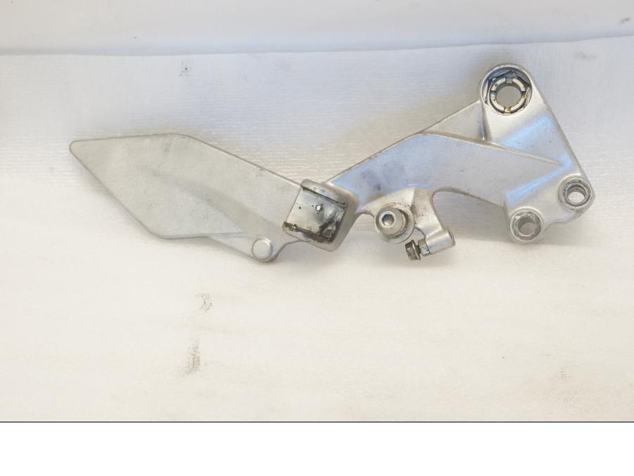 Framsidan på Fotpinnefäste från en KTM 125 Duke -2015 motorcykel.