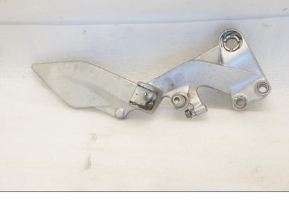 Framsidan på Fotpinnefäste från en KTM 125 Duke -2015 motorcykel.