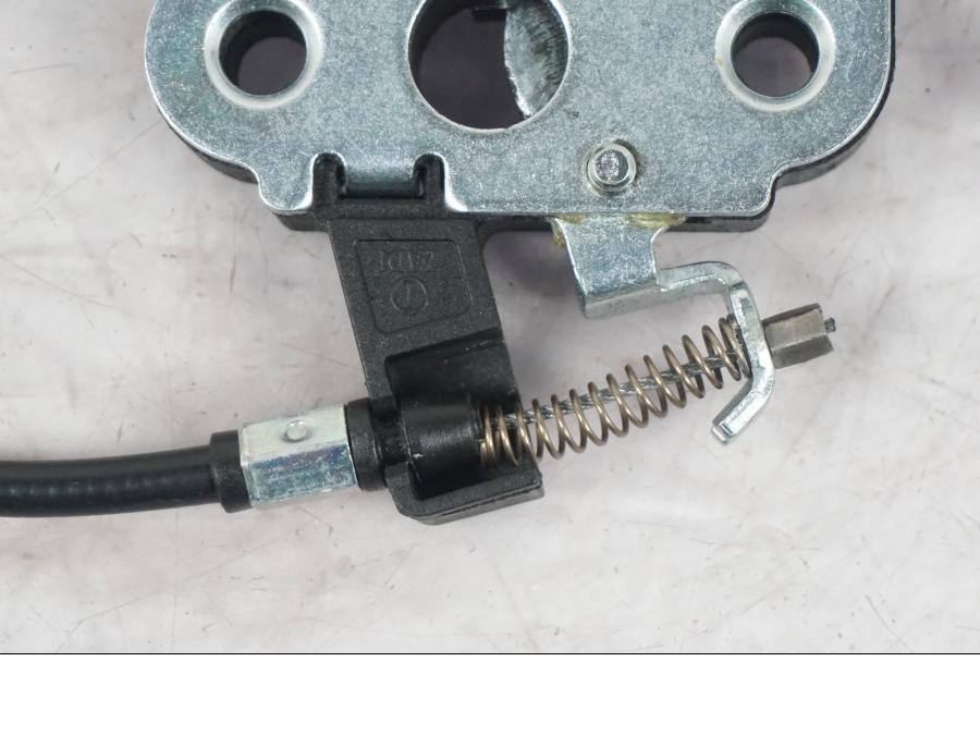 Höger sida på Sadellåsmekanism från en KTM 1290 Super Duke R -2022 motorcykel.