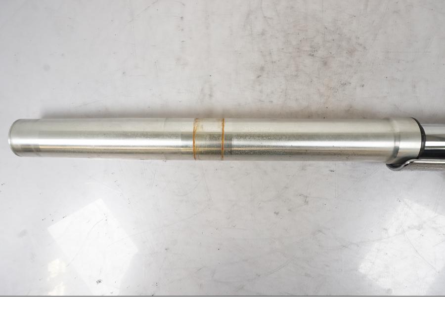 Snett nerifrån på Gaffelben från en Kawasaki VN 1500 -2003 motorcykel.