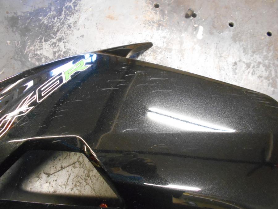 Höger sida på Sidkåpa från en Kawasaki ZX-6R -2019 motorcykel.