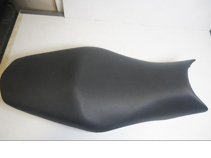 Framsidan på <p>Sadel från Kawasaki ER-6N ABS 2011.</p>

<p>3st hål i underkanten på klädseln.</p> motorcykel.