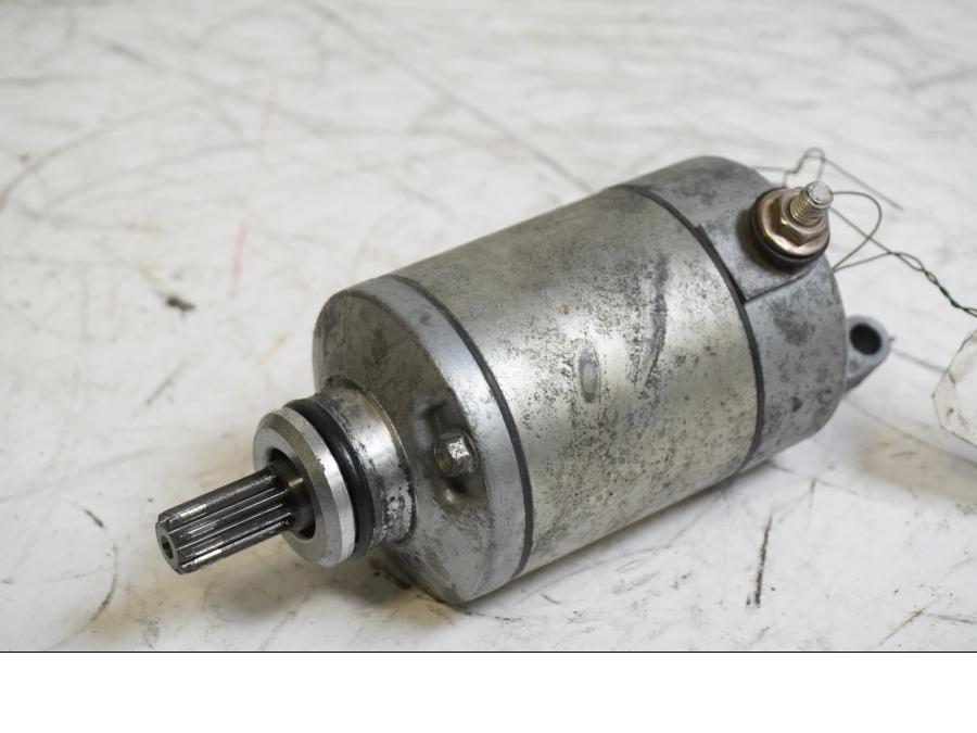 Framsidan på Startmotor från en Suzuki GSX-R 600 -2001 motorcykel.