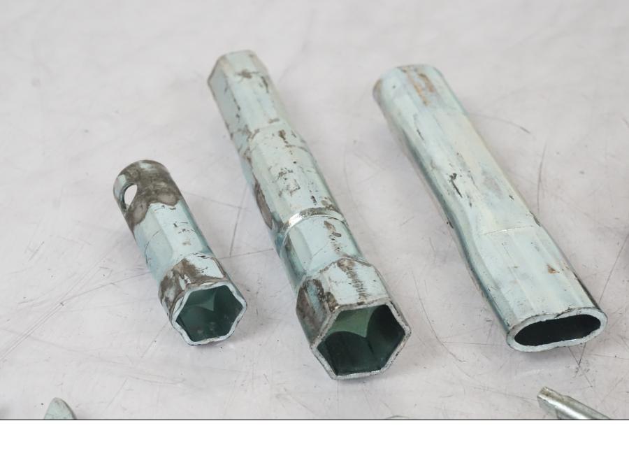 Höger sida på Verktyg från en Suzuki VL 800 -2002 motorcykel.