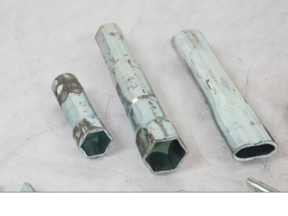 Höger sida på Verktyg från en Suzuki VL 800 -2002 motorcykel.