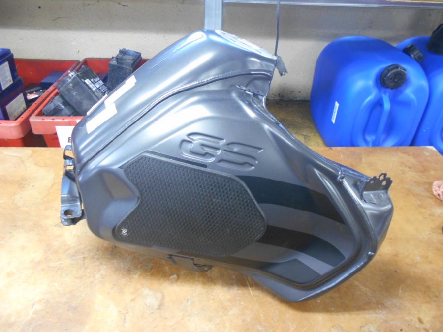 Baksidan på Bensintank från en BMW R 1200 GSA -2017 motorcykel.