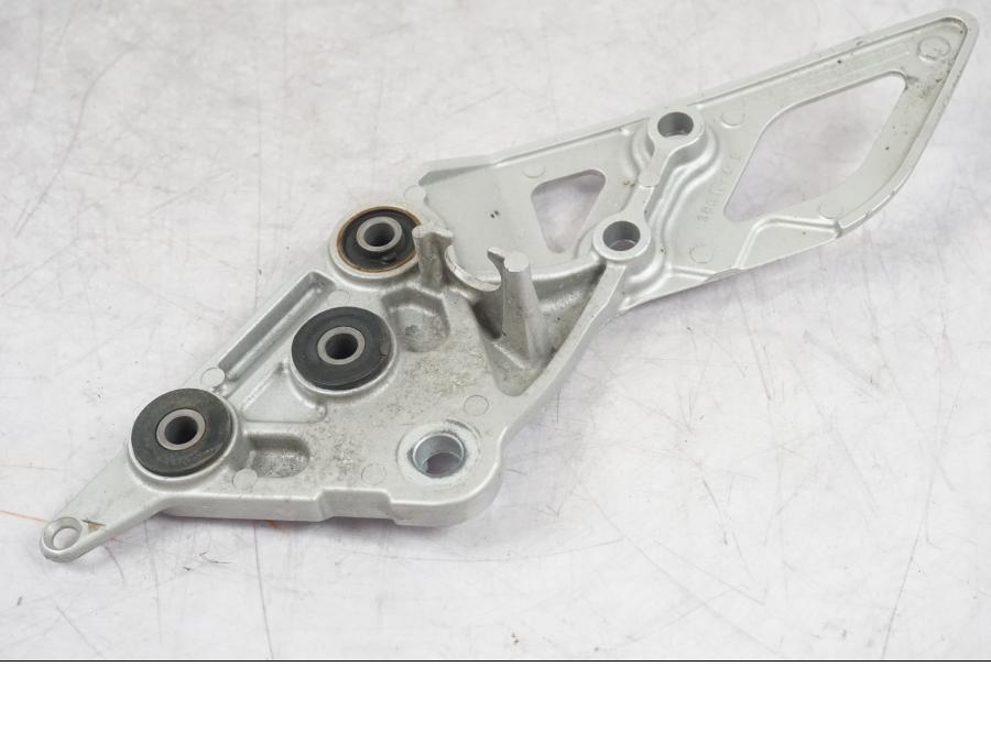 Snett uppifrån på Fotpinnefäste från en Suzuki GSF 1250 -2010 motorcykel.