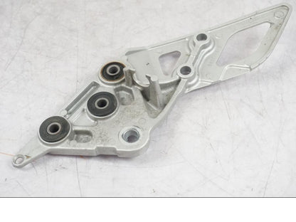 Snett uppifrån på Fotpinnefäste från en Suzuki GSF 1250 -2010 motorcykel.