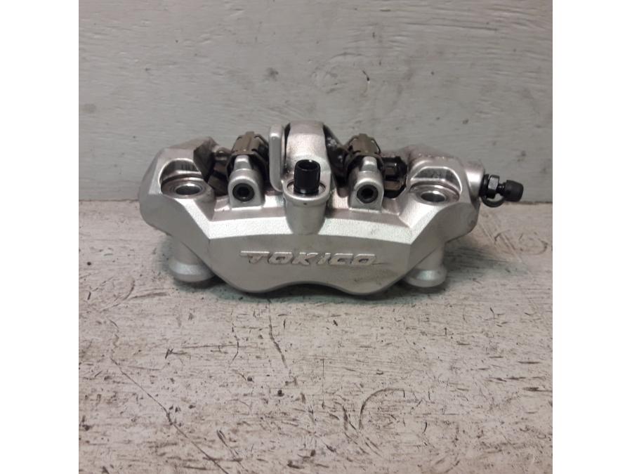 Framsidan på Bromsok från en Suzuki VZ 1600 -2005 motorcykel.