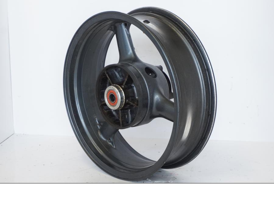 Framsidan på Fälg från en Kawasaki ZR-7 -2001 motorcykel.