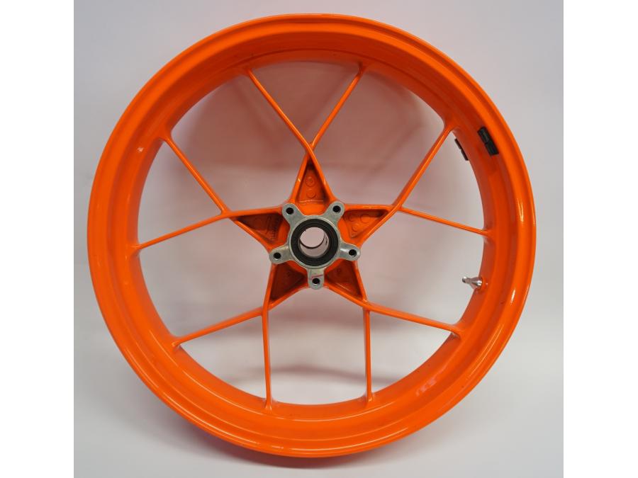 Baksidan på Fälg från en KTM 890 Duke -2020 motorcykel.