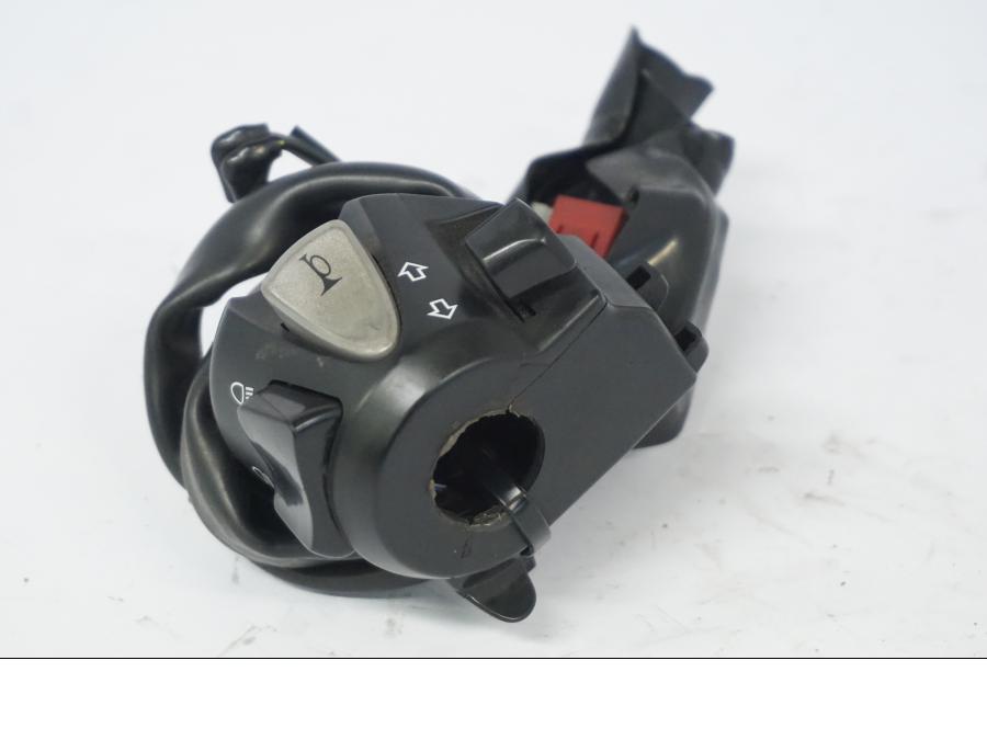 Snett uppifrån på Styrelreglage från en Honda CB 500 X -2015 motorcykel.