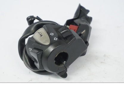 Snett uppifrån på Styrelreglage från en Honda CB 500 X -2015 motorcykel.