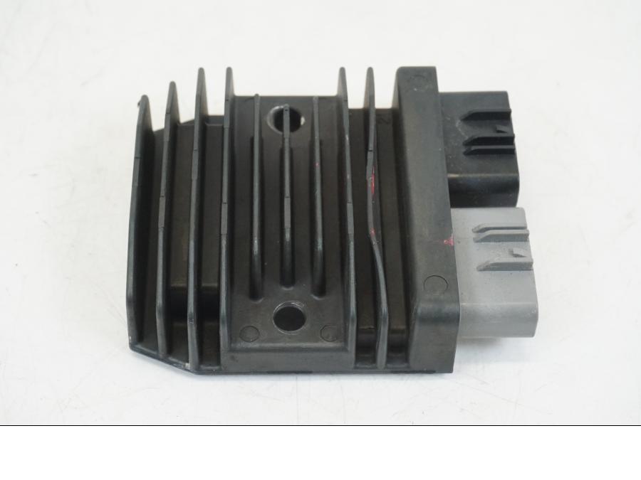 Höger sida på Likriktare från en Ducati Streetfighter V4 -2020 motorcykel.