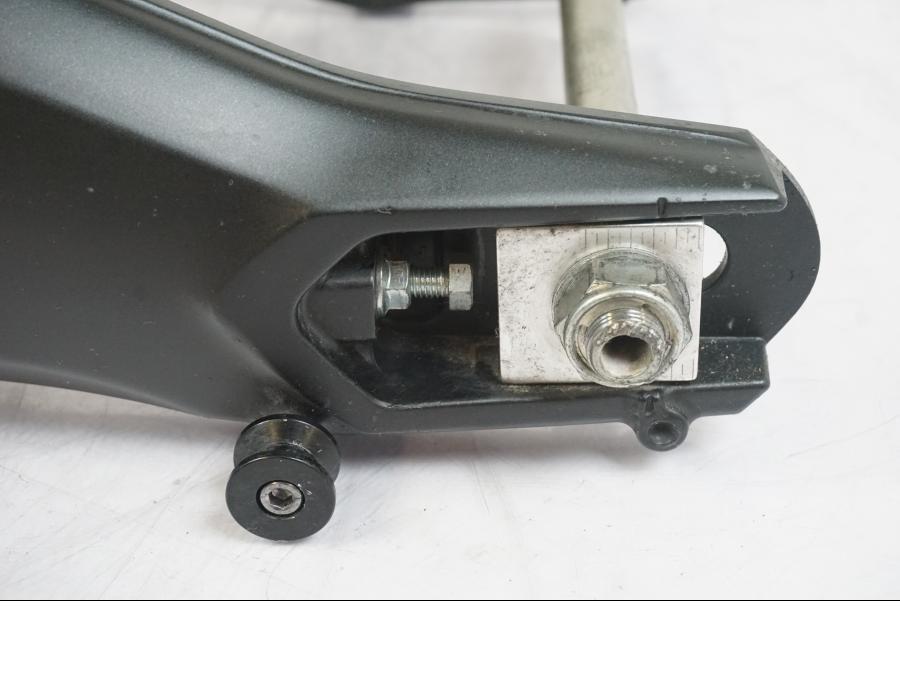 Vänster sida på Sving från en Yamaha MT-09 -2020 motorcykel.