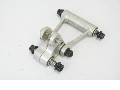 Vänster sida på Stötdämparlänkage från en KTM 690 Duke -2016 motorcykel.