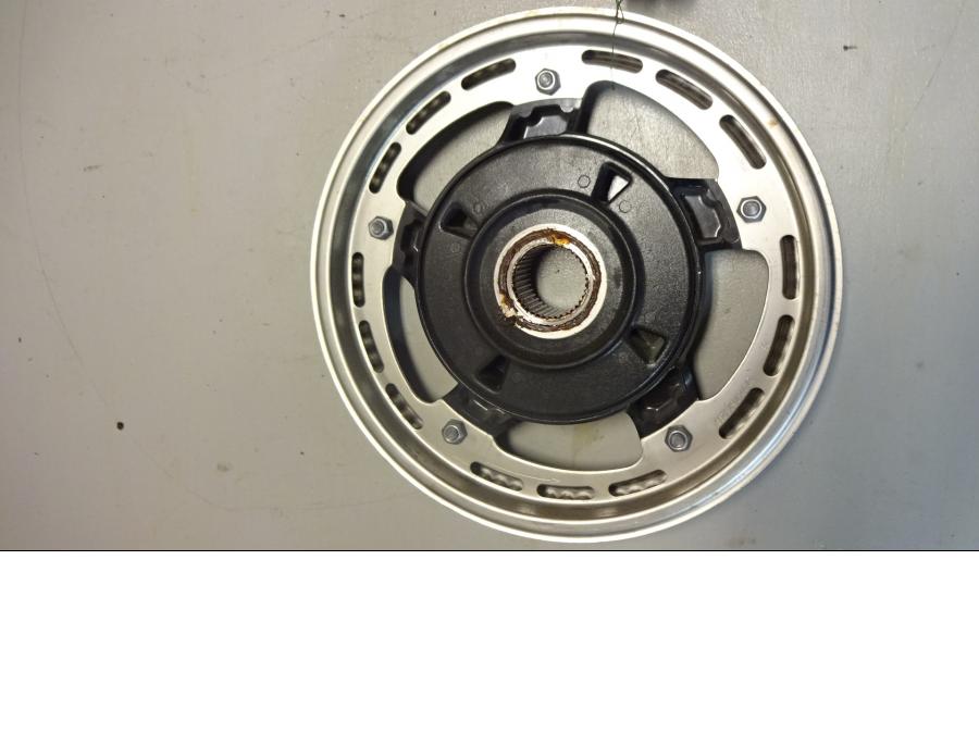 Framsidan på Remdrev från en BMW F 800 GT -2015 motorcykel.