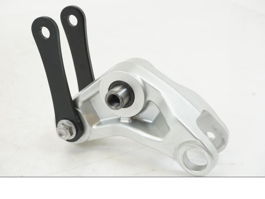 Baksidan på Stötdämparlänkage från en Triumph Speed Triple -2021 motorcykel.