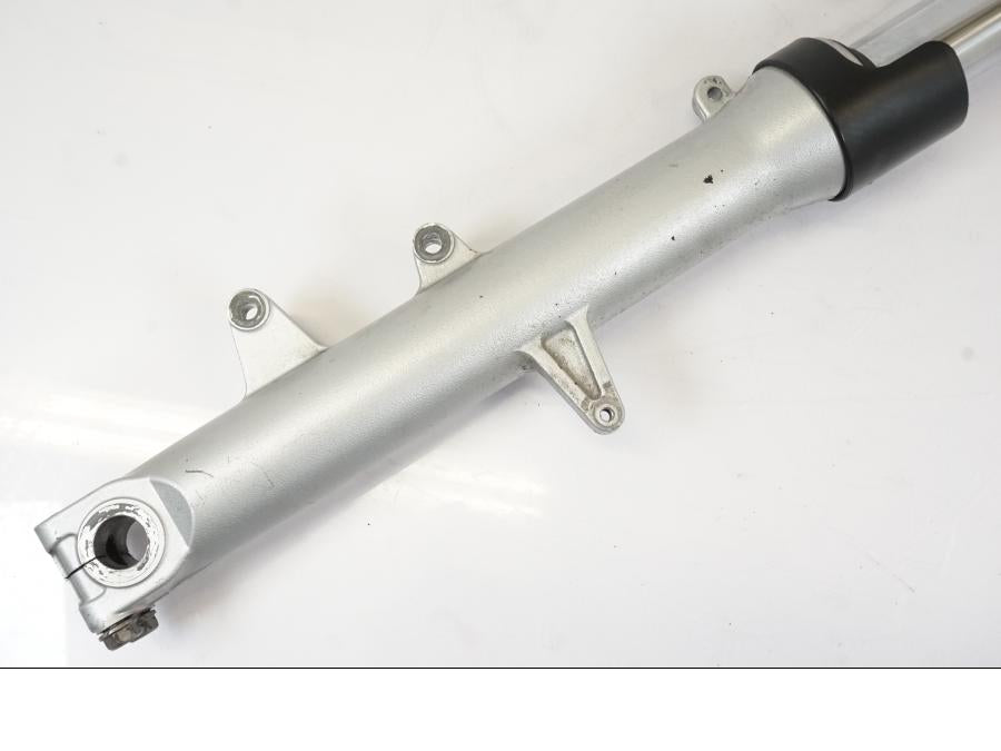 Baksidan på Gaffelben från en Honda NT 700 -2008 motorcykel.