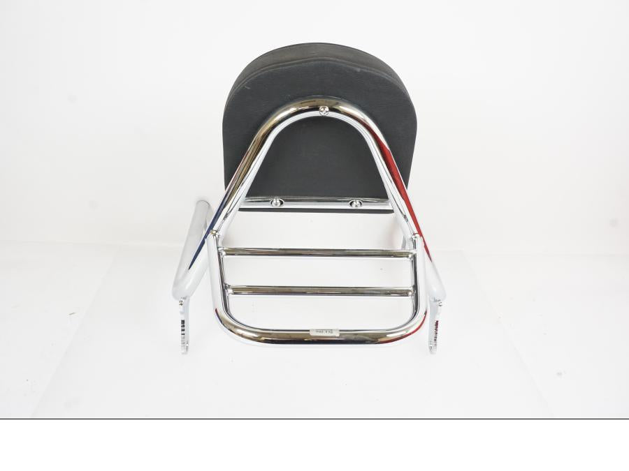 Vänster sida på Sissybar från en H-D Fat Boy -2019 motorcykel.