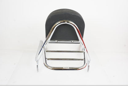 Vänster sida på Sissybar från en H-D Fat Boy -2019 motorcykel.