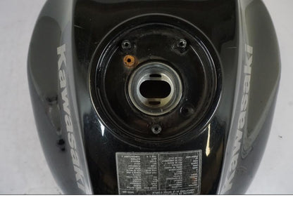 Snett nerifrån på Bensintank från en Kawasaki ER-6F -2010 motorcykel.