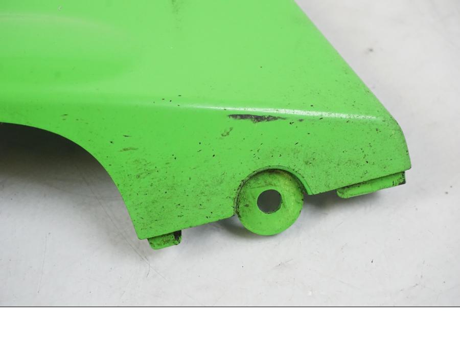 Vänster sida på Magkåpa från en Kawasaki ZX-6R -2011 motorcykel.