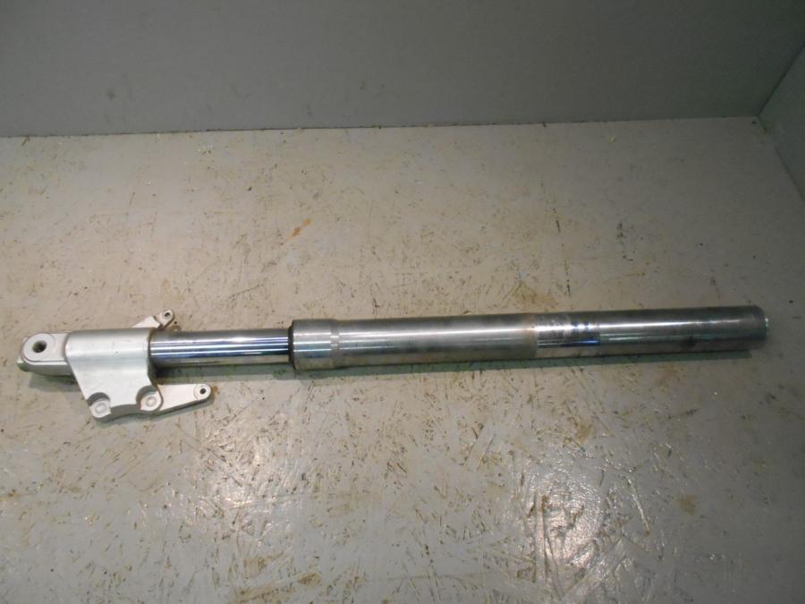 Framsidan på Gaffelben från en Suzuki VZ 800 -2000 motorcykel.