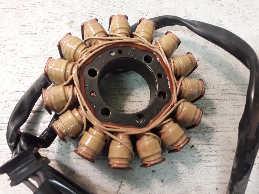 Framsidan på Generator från en Kawasaki GTR 1400 -2012 motorcykel.