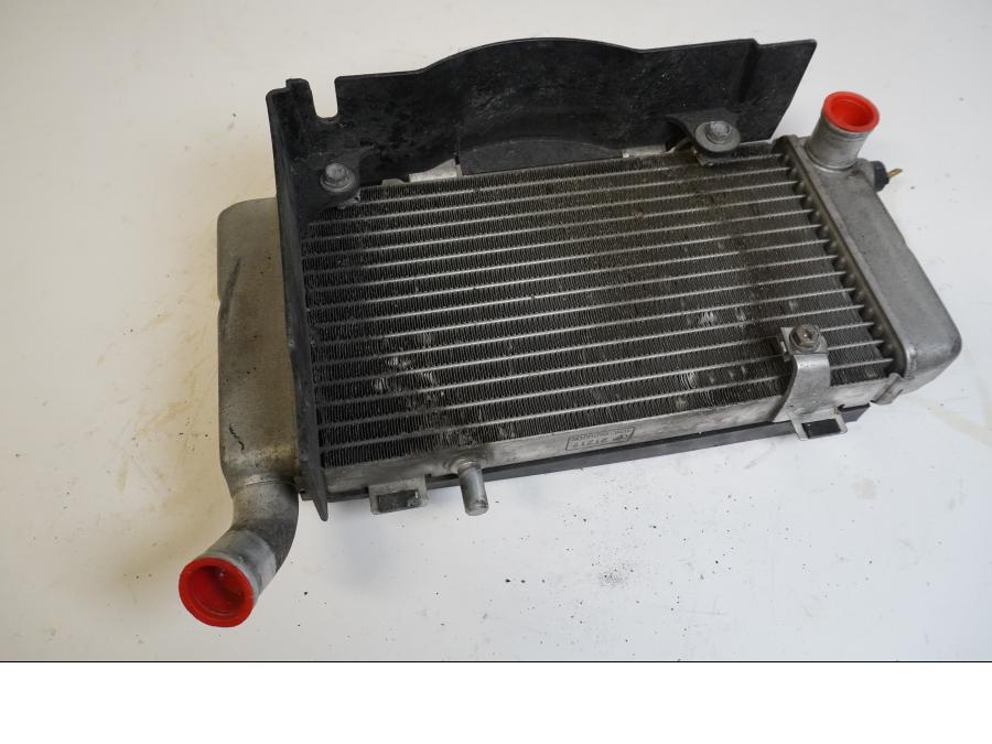 Höger sida på Vattenkyl från en Honda VFR 800 -1998 motorcykel.