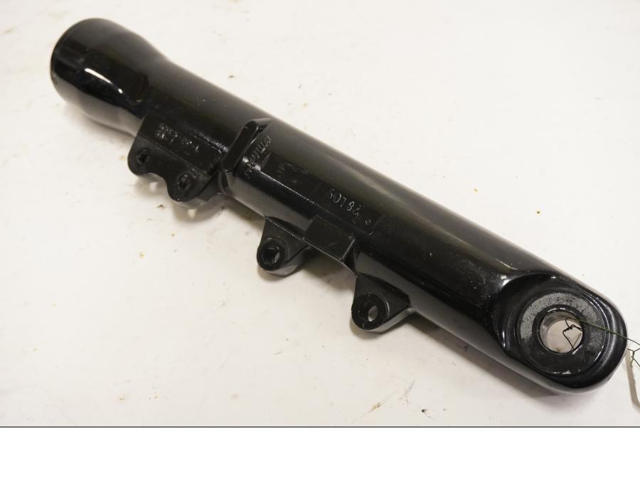 Höger sida på Gaffelben från en H-D Dyna Wide Glide FXDWG -2010 motorcykel.