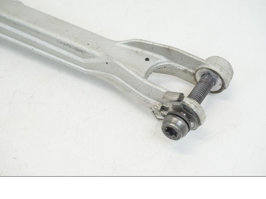 Baksidan på Parallellstag från en BMW R 1250 GS -2019 motorcykel.