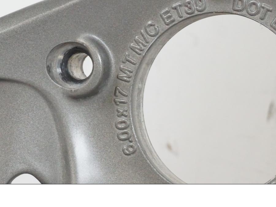 Höger sida på Fälg från en BMW K 1600 GTL -2015 motorcykel.