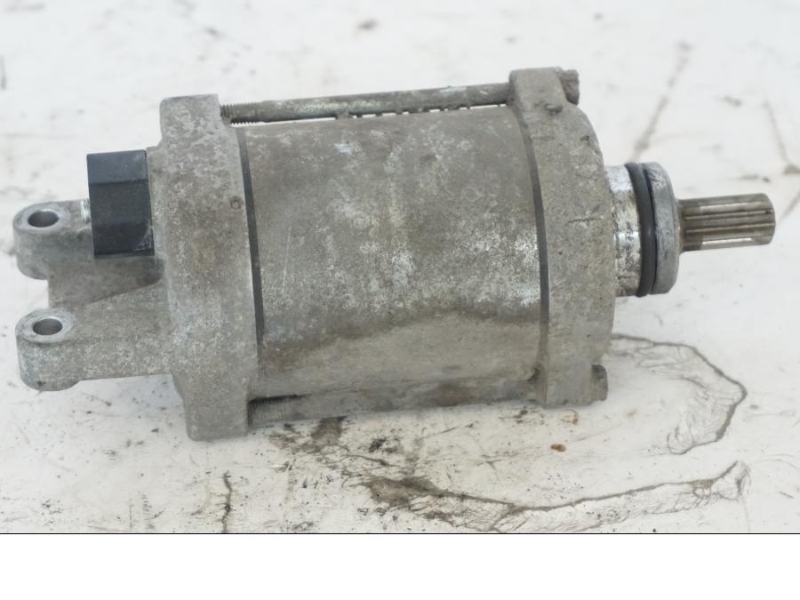 Framsidan på Startmotor från en Honda SH 300 A -2011 scooter.