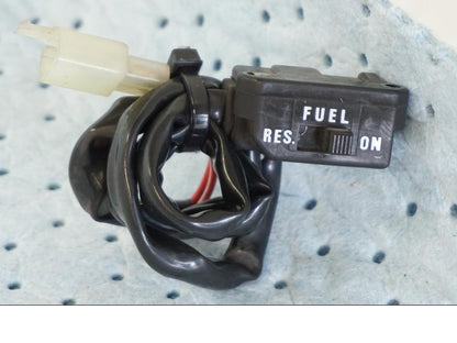 Framsidan på Bensinreservkontakt från en Yamaha XV 535 -1995 motorcykel.