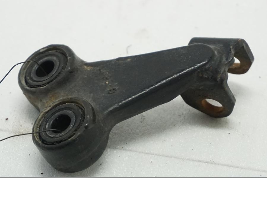 Baksidan på Fotpinnefäste från en Suzuki DR 650 -1996 motorcykel.