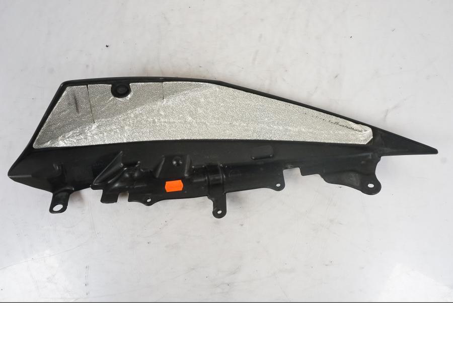 Snett nerifrån på Bakvinge från en KTM 990 Super Duke -2006 motorcykel.