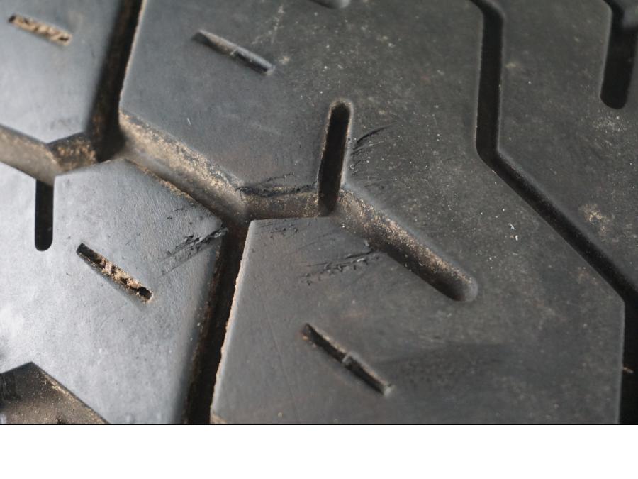 Extrabild3 på <p>Begagnad däck av märket Bridgestone och modell Exedra G546.</p>

<p>Dimension 170/80-15 M/C 77S. </p>

<p>Mönsterdjup ca: 4,00mm.</p>

<p>Mönsterdjup yttre kanter ca: 5,40mm.</p>

<p>Tillv: Vecka 44 år 2014.</p> moped.