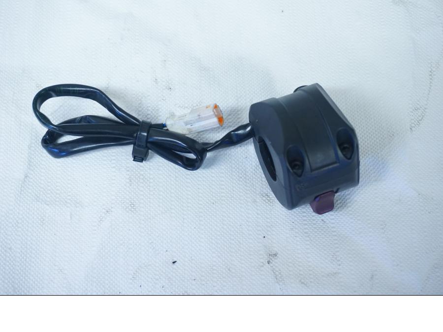 Baksidan på Styrelreglage från en Ducati 899 Panigale -2015 motorcykel.