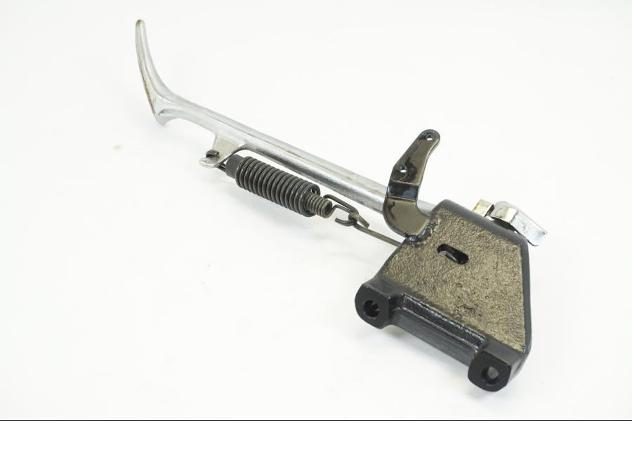 Snett nerifrån på Sidostöd från en Yamaha XVS 1100 -2001 motorcykel.