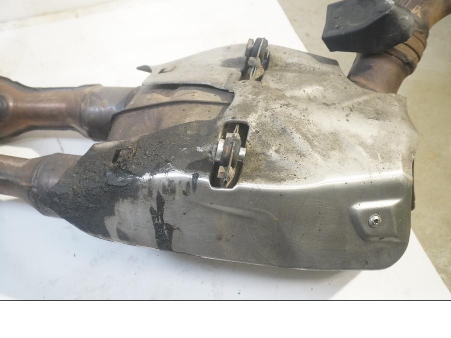 Höger sida på Grenrör från en BMW S 1000 RR -2011 motorcykel.