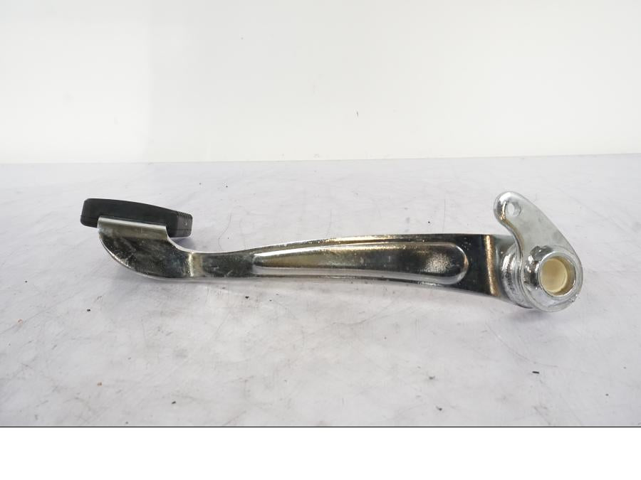 Baksidan på Bromspedal från en H-D Softail Sport Glide FLSB -2022 motorcykel.