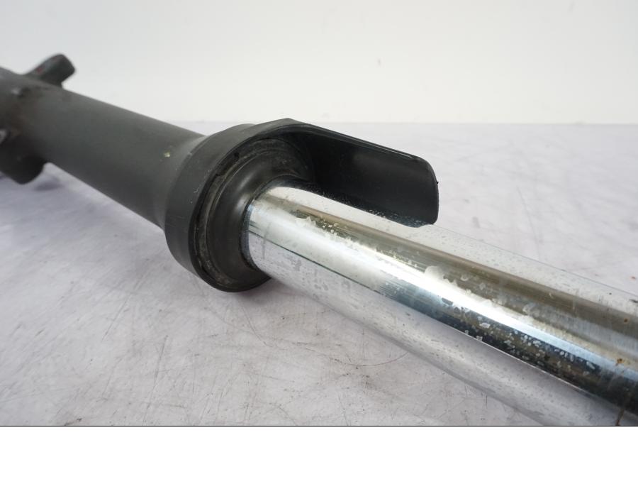 Snett uppifrån på Gaffelben från en Kawasaki ER-6N -2008 motorcykel.