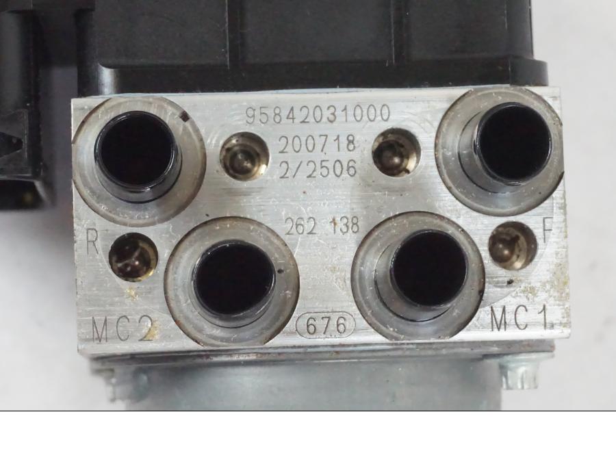 Höger sida på ABS Modulator från en KTM 390 Adventure -2021 motorcykel.