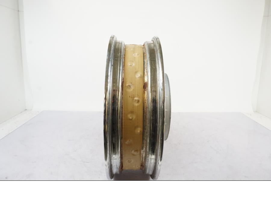 Extrabild4 på Fälg från en Suzuki VL 800 -2002 motorcykel.