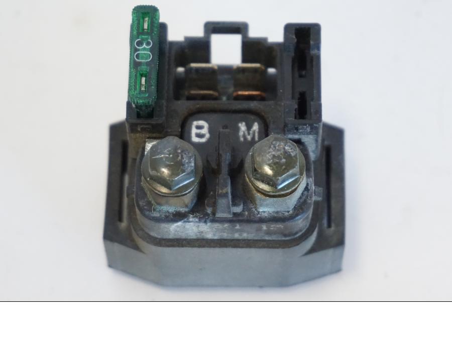 Framsidan på Startrelä från en Yamaha YZF 1000 R -1997 motorcykel.