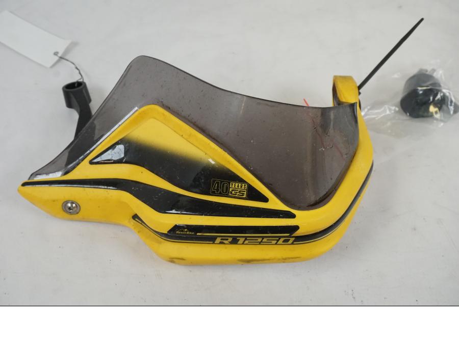 Framsidan på Handskyddsbågar från en BMW R 1250 GS -2021 motorcykel.