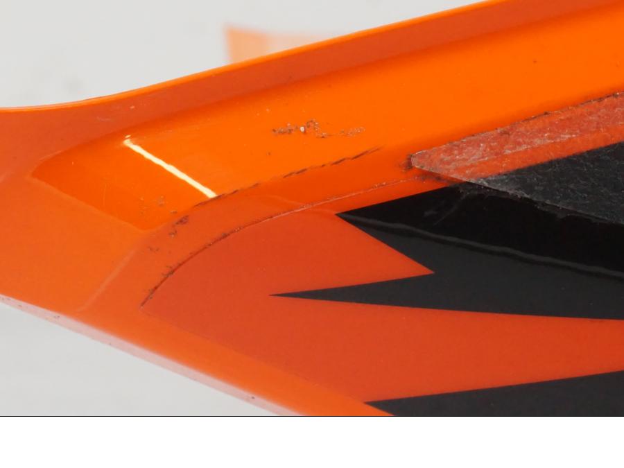 Höger sida på Bensintankskåpa från en KTM 1290 Super Duke R -2022 motorcykel.